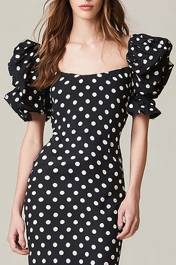 Robe sirène à pois en satin à col carré noir et blanc avec volants